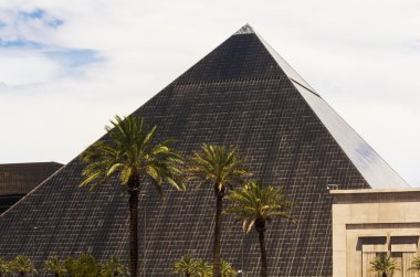 las vegas'ın ünlü piramit şeklindeki otel