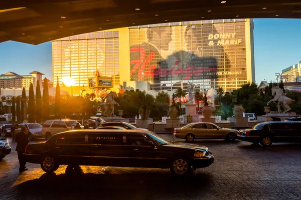 Limousine leaving hotel — Stock Photo, Image