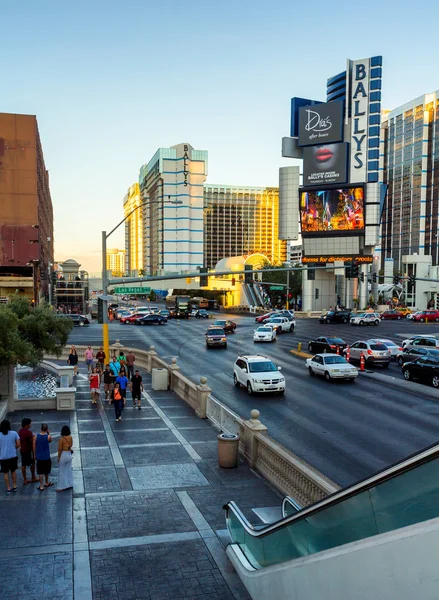 Tourist walking at sunset in Las Vegas — Stock Photo, Image