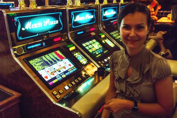 Vrouw klaar om te spelen op de slotmachines — Stockfoto