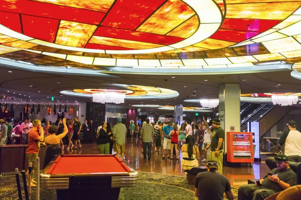 Tourists dancing and having a good time in Las Vegas — Stock Photo, Image