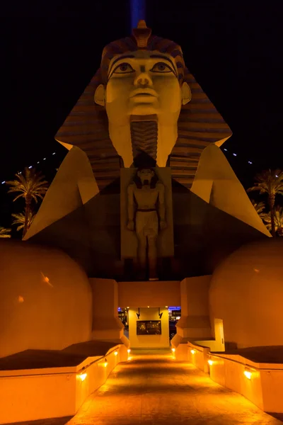 Front entrance of a hotel shaped as the Sphinx from Egipt — Stock Photo, Image