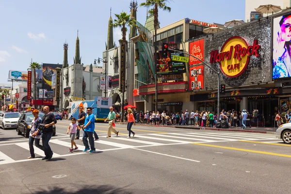 Туристи, які перетинають вулицю в Голлівуді — стокове фото