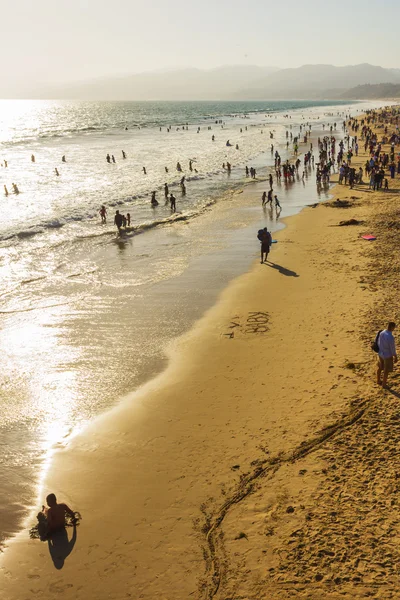 Menschen gehen am Strand von Santa Monica — Stockfoto