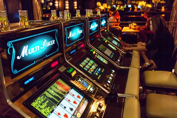 Woman playing at slot machines — Stock Photo, Image