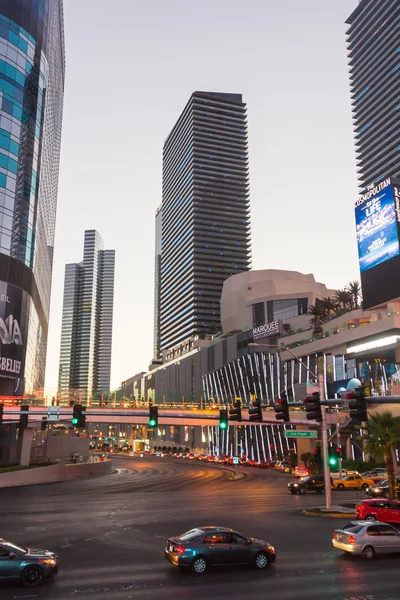 Toeristen rijden hun auto's in las vegas — Stockfoto