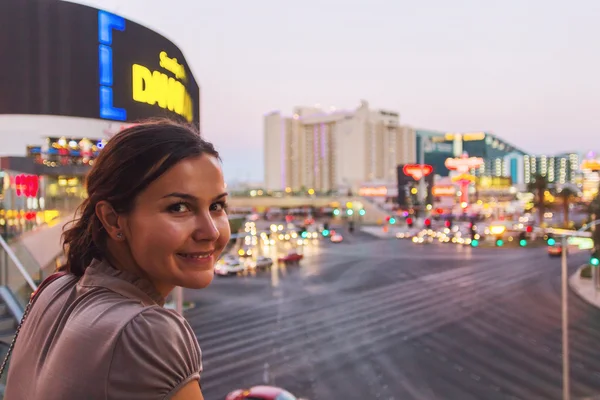 Mulher bonita sorrindo enquanto passeia em Las Vegas — Fotografia de Stock