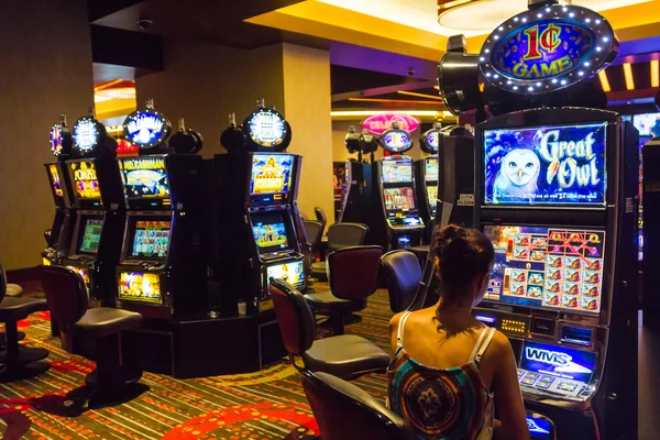 eğlenceli olan kadın slot makineleri oynamak