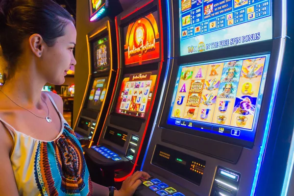 Tourist winning at slot machines — Stock Photo, Image