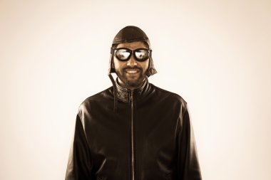 vintage gözlük ve şapka ile gülümseyen aviator