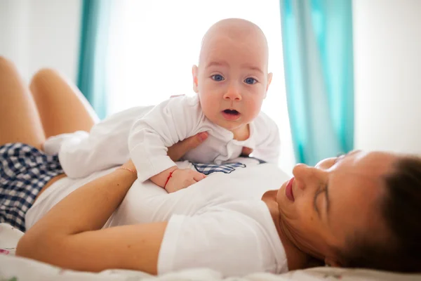 Bebê surpreso com a mãe — Fotografia de Stock