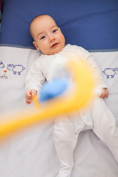 Bambino guardando un giocattolo — Foto Stock