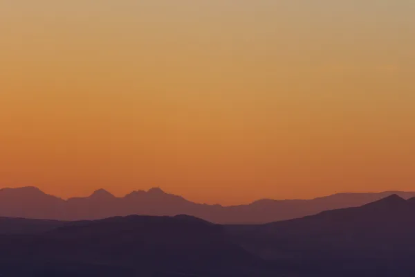 Landscape silhouettes at dusk — Stock Photo, Image