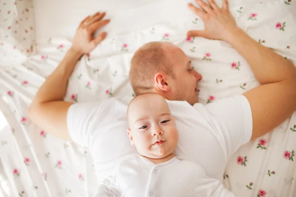 Baby entspannt sich auf dem Rücken seines Vaters — Stockfoto