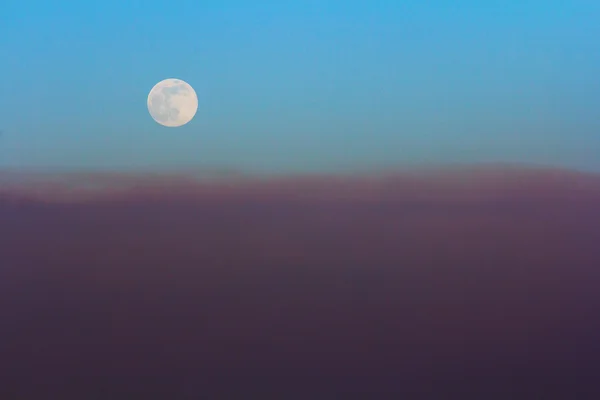 Volle maan bij zonsondergang — Stockfoto