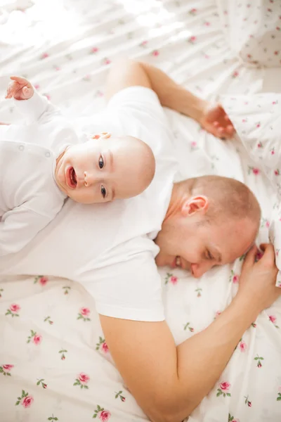 Llorando bebé con padre — Foto de Stock