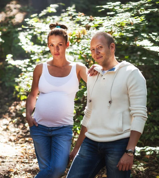 Coppia sorridente in una foresta — Foto Stock