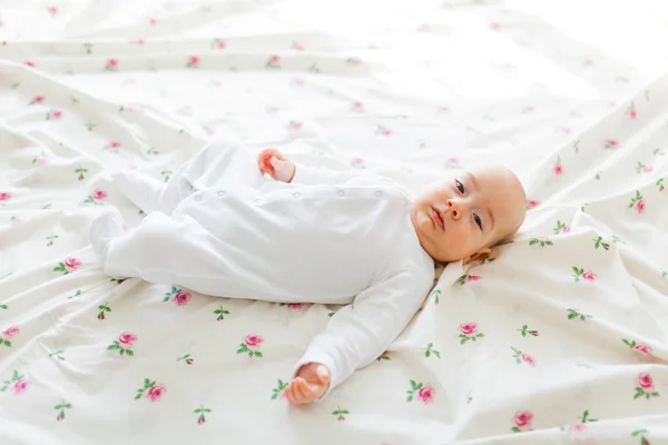 Bambino sdraiato a letto — Foto Stock