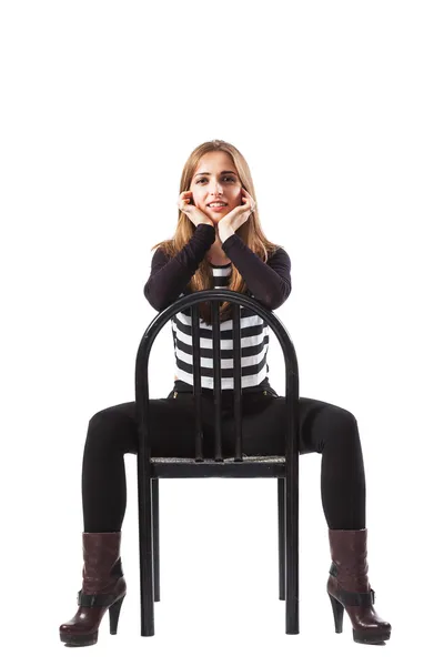 Ung kvinna sitter — Stockfoto