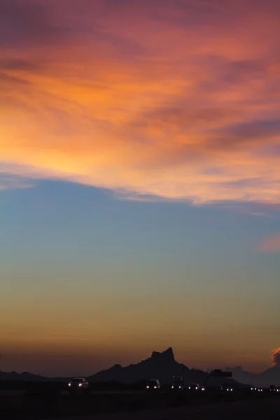 Raadselachtige landschap bij zonsondergang — Stockfoto