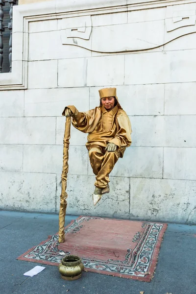 Levitation street performer — Stockfoto
