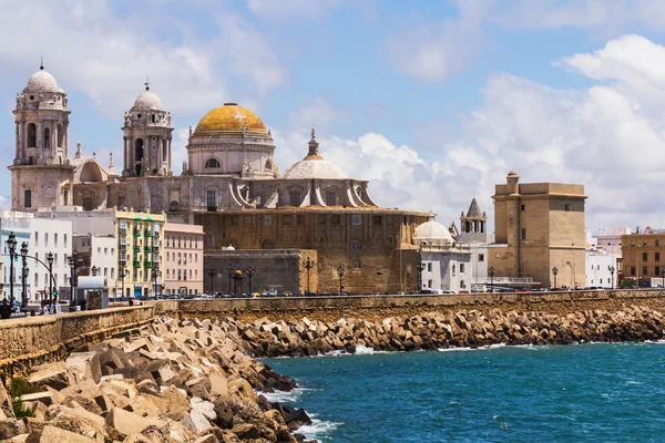 Cádiz-katedralen och Atlanten — Stockfoto