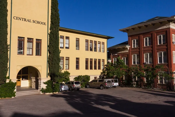 De hoofdingang van school — Stockfoto