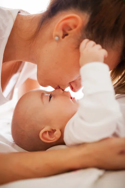 Öpüşme oğlunun burnunu anne — Stok fotoğraf