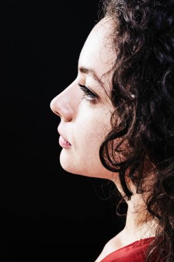 Siyah üzerine izole edilmiş bir kadının profil resminde ciddi bir ifade.. 