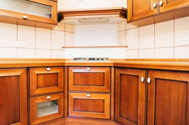 Mobilyalı, modern ve temiz bir mutfak.