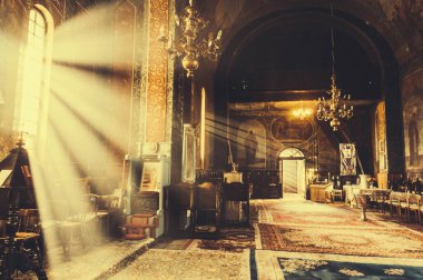 İçinde güneşli ışınlar olan bir ortodoks kilisesinin içinde. 