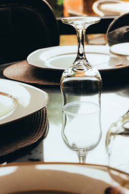 Masada yansıması olan boş bir bardağın yakın plan görüntüsü. 