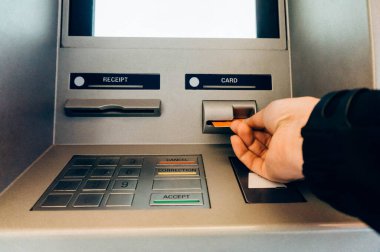 ATM 'yi kullanarak bir adamın eline yakın çekim. 