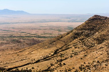 Gündüz vakti ıssız bozkırlarda yüksek görünüm.