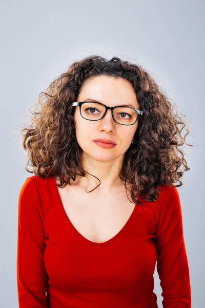 Portrait Young Woman Curly Hair Wearing Glasses Looking Serious — Stock Photo, Image