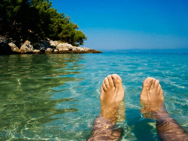 Nohy Muže Vznášejícího Čisté Azurové Vodě Slunečného Dne — Stock fotografie