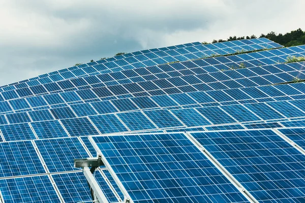 Detailní Záběr Moderních Linií Solárních Panelů Kopci Zamračeném Dni — Stock fotografie