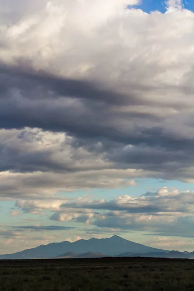 感動的な空の下で山の範囲 山頂を取り巻く雲 — ストック写真