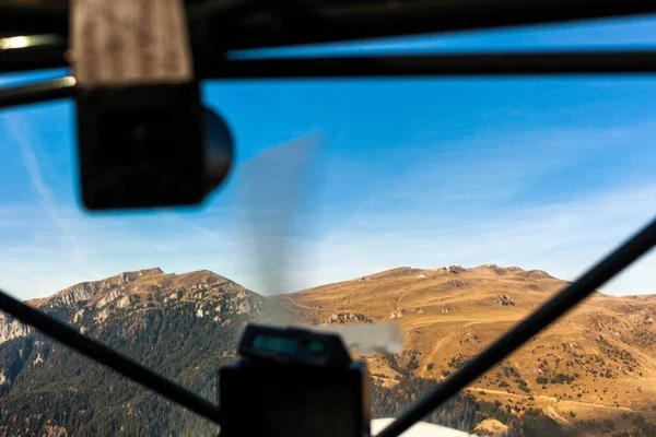 Pohled Montains Pokryté Stromy Létající Helikoptéry — Stock fotografie