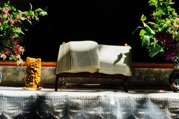 Doğa Geçmişi Olan Bir Masada Oturan Eski Bir Kitap Boş — Stok fotoğraf