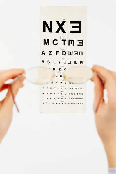 Ele Tutuşmuş Gözlük Odaklanmış Görüş Açıları Yok Göz Çizelgesinin Önünde — Stok fotoğraf