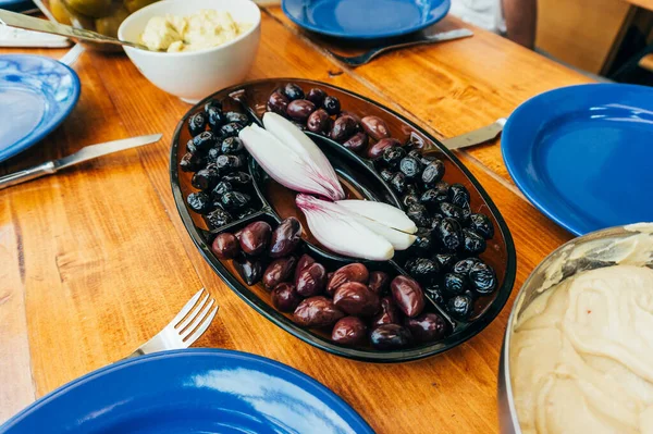 전통적 로망스 음식을 식탁에 — 스톡 사진