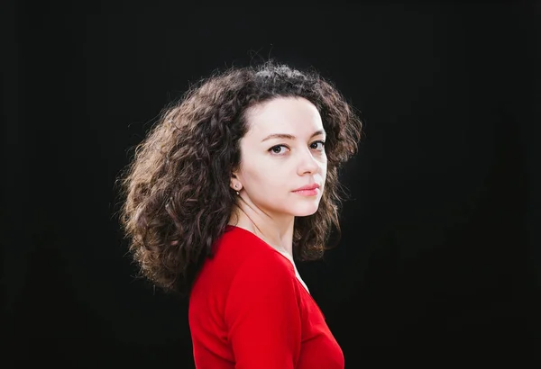 Perfil Uma Mulher Séria Com Cabelo Encaracolado Posando Estúdio — Fotografia de Stock