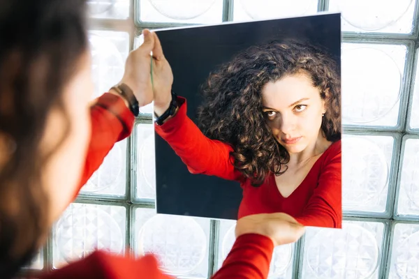 Mulher Séria Com Cabelo Encaracolado Olhando Espelho Segurando Frente Luz — Fotografia de Stock
