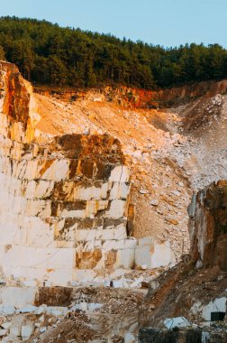 Güneşli bir yaz gününde mermer ocağı resmi..
