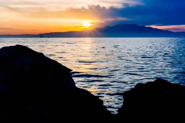 Underbar Solnedgång Bakom Molnen Tidig Morgon Sommaren Nära Havet — Stockfoto