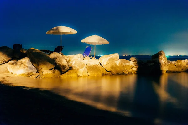 Havsnära Bild Mitt Natten Lamporna Paraplyerna — Stockfoto