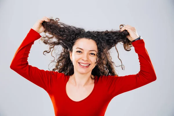 Fechar Uma Mulher Feliz Sorrindo Segurando Seus Cachos Marrons Nas — Fotografia de Stock