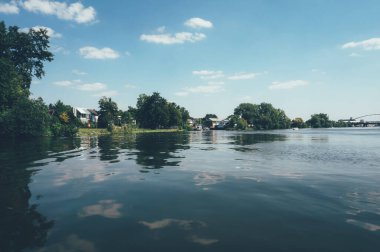 Nehrin manzarası. Suda bulutlar yansıyor.