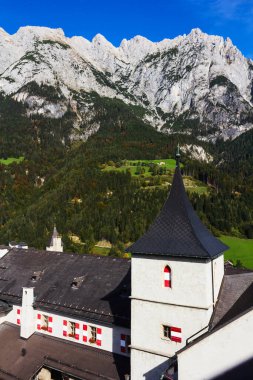 Kule manzaralı Hohenwerfen Kalesi ve arka planda Berchtesgaden Alpleri.